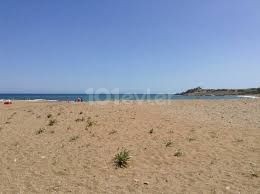 Туристический пляж Черепаха в Кирении (на побережье Алагади) продается земельный участок площадью 3200 м2 с отдельной виллой (160 м2..(5% зонирование)