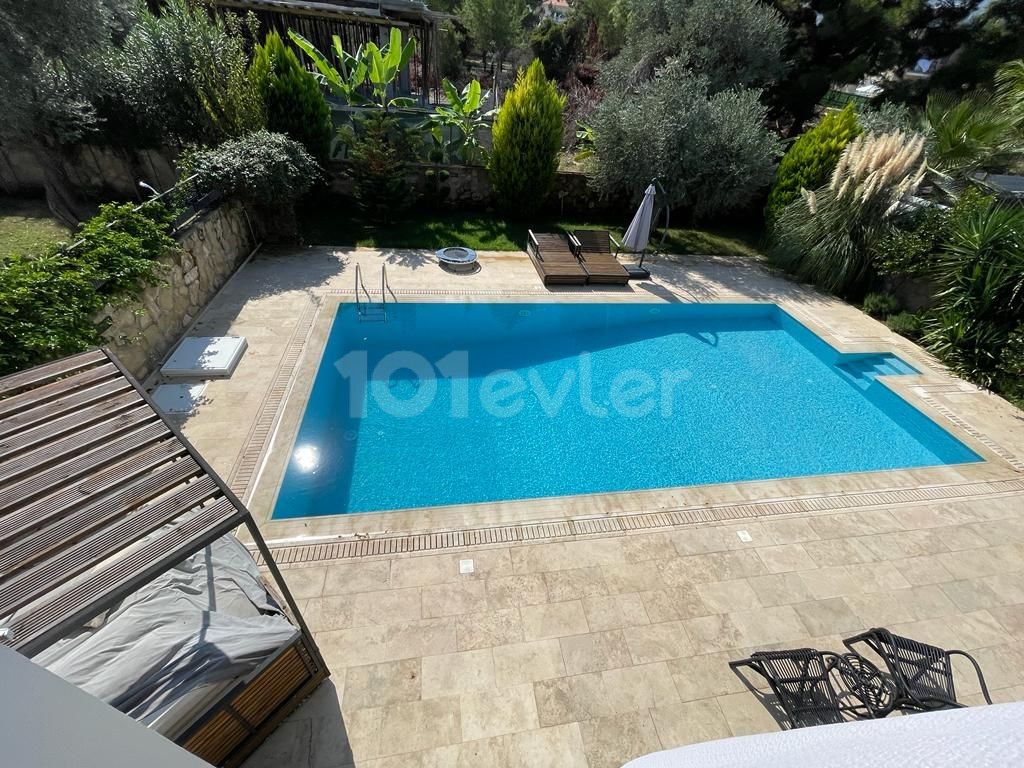 Вилла 4+1 на продажу в Кирении Алсанджак с частным бассейном, большим садом и системой солнечных батарей