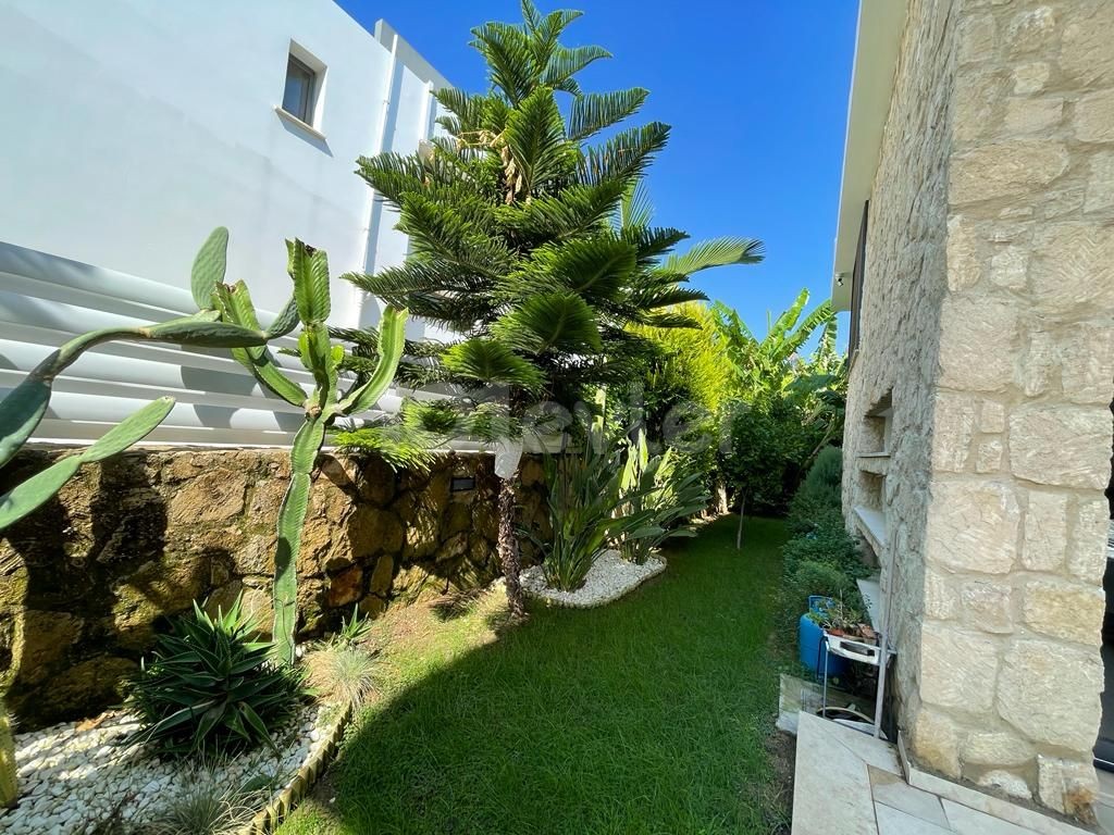 Вилла 4+1 на продажу в Кирении Алсанджак с частным бассейном, большим садом и системой солнечных батарей